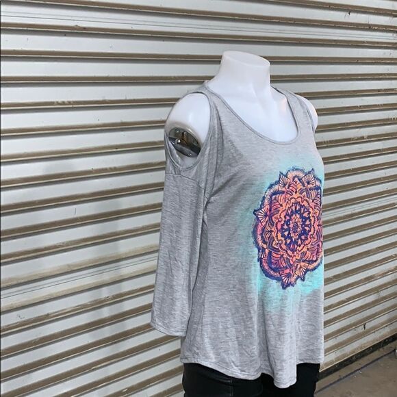 Jessica Simpson size small cold shoulder top - Picture 6 of 7